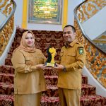 Wabup Bengkalis Serahkan Penghargaan Pemerintah Daerah Berprestasi kepada Bupati IMG-20260428-WA0109