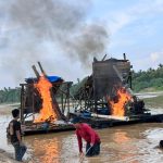 Polsek Cerenti Tindak Lanjuti Laporan Contact Center 110, Empat Rakit PETI Dimusnahkan di Desa Pulau Busuk d04fad35-e0ed-49e2-9cb0-80774c95fd7d