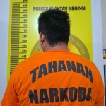 Polsek Singingi Bongkar Peredaran Sabu di Desa Logas, Seorang Pengedar Ditangkap dengan Barang Bukti 3,49 Gram 5a1c2a16-ccdb-4fc5-9ab3-a40adc0fe61d