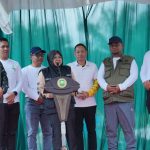 Bupati Siak Ajak Warga Rawat Pohon, 5.050 Bibit Ditanam di Jalur Mempura-Dayun IMG-20260730-WA0007