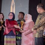 Bupati Kasmarni Raih Penghargaan Bakti Koperasi Nayaka Mahambara 2026 IMG-20260821-WA0016