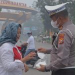 Polres Kuansing Bagikan Masker kepada Pengguna Jalan, Imbau Masyarakat Jaga Kesehatan di Tengah Udara Berasap acc9dc3e-8190-4f83-aab4-64c81451981f