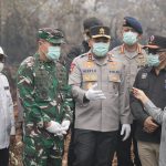 Kapolda Riau dan Pangdam Tuanku Tambusai Patroli Udara Karhutla, Turun Langsung Padamkan Api di Pelalawan e1c13d54-9841-4c8f-bb06-d88173d0578e