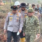 Kapolda Riau dan Pangdam XIX/Tuanku Tambusai Cek Karhutla di Inhu, Tegaskan Penanganan Kolaboratif cc931472-d9a5-42b1-bcf9-e2eb0ca476e9