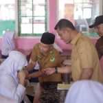 Atasi Dampak Kabut Asap Karhutla, Bupati Solok Bagikan Masker dan Vitamin untuk Pelajar 34b479ca-aec2-4853-940c-2788ebf04e79